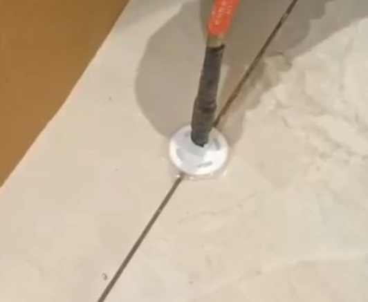 上饶市瓷砖空鼓维修公司专业解答瓷砖在铺贴过程中，如果没有涂抹均匀到位的粘结材料（如水泥砂浆或瓷砖胶），可能会导致以下问题