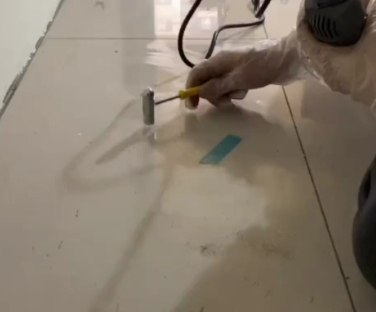 上饶市瓷砖开裂维修公司专业分享瓷砖在铺贴前如果没有沥干水分，将会导致以下问题